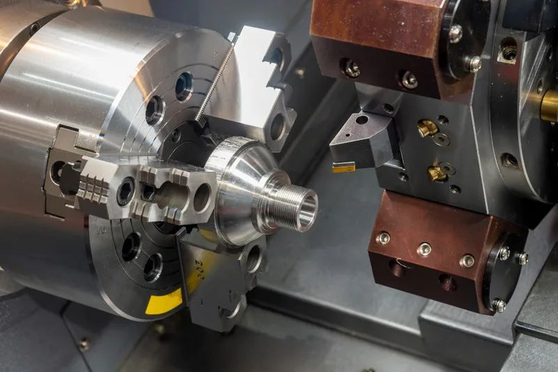 Drehteil im Spannfutter einer CNC-Drehmaschine während der Bearbeitung