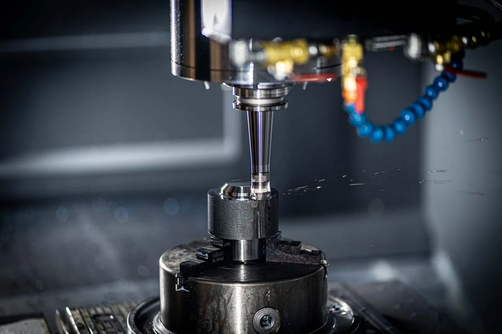 Fräswerkzeug bei der Bearbeitung eines Bauteils in einem CNC-Bearbeitungszentrum