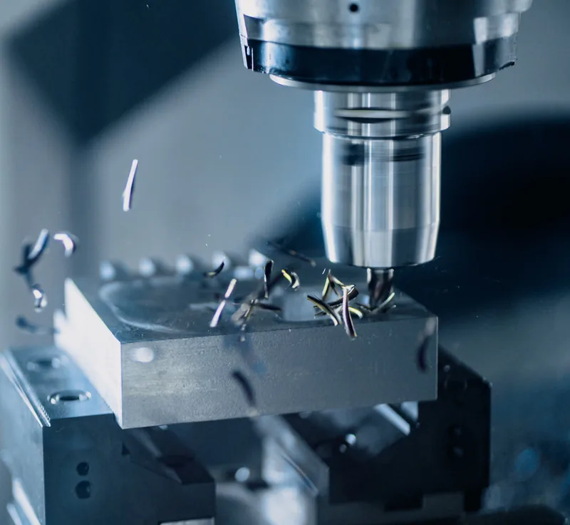 Schaftfräser bei der Bearbeitung eines Aluminiumteils, Späne fliegen