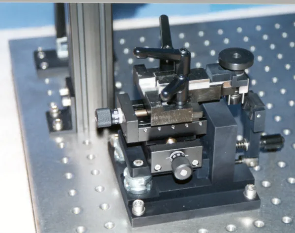 Feinmechanische Vorrichtung auf einer Rasterplatte